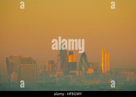 Londra, Regno Unito. Il 29 dicembre 2016. Bellissima Alba e Brinata mattutina nel parco di Greenwich,a sud-est di Londra. Vista della città dal Royal Observatory con condizioni di nebbia. © claire doherty/Alamy Live News Foto Stock