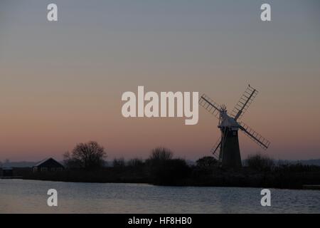 Thurne, Norfolk. 29 Dic, 2016. Regno Unito - Previsioni del tempo - un freddo gelido e iniziare la giornata al mulino a vento Thurne su Norfolk Broads. Thurne, Norfolk, UK Credit: East Anglian Foto Service/Alamy Live News Foto Stock