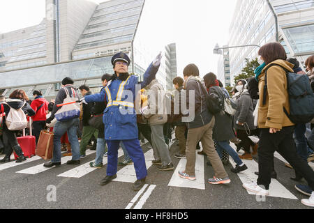 Tokyo, Giappone. 29 Dic, 2016. Linea di visitatori fino a immettere il Comic Market 91 (Comiket) evento presso il Tokyo Big Sight su dicembre 29, 2016, Tokyo, Giappone. Manga e Anime Fan arrivati nelle prime ore del mattino per il giorno di apertura del 3-giorno lungo evento. Si tiene due volte l anno in agosto e dicembre il Comiket è stata la promozione dei manga e anime, gioco e cultura cosplay sin dalla sua istituzione nel 1975. © Rodrigo Reyes Marin/AFLO/Alamy Live News Foto Stock