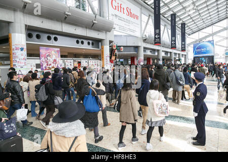 Tokyo, Giappone. 29 Dic, 2016. Linea di visitatori fino a immettere il Comic Market 91 (Comiket) evento presso il Tokyo Big Sight su dicembre 29, 2016, Tokyo, Giappone. Manga e Anime Fan arrivati nelle prime ore del mattino per il giorno di apertura del 3-giorno lungo evento. Si tiene due volte l anno in agosto e dicembre il Comiket è stata la promozione dei manga e anime, gioco e cultura cosplay sin dalla sua istituzione nel 1975. © Rodrigo Reyes Marin/AFLO/Alamy Live News Foto Stock