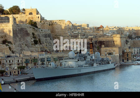 La Valletta, Malta. 22 ottobre, 2006. (Dpa) file di immagine mostra cacciatorpediniere inglese 'York', al ritorno dal Libano, docking di fronte alle fortificazioni' alte mura presso il porto di La Valletta, Malta, 22 ottobre 2006. Foto: Horst Ossinger | in tutto il mondo di utilizzo/dpa/Alamy Live News Foto Stock