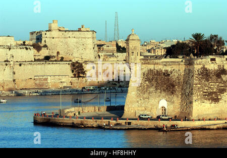 La Valletta, Malta. 22 ottobre, 2006. (Dpa) file la foto mostra le fortificazioni' alte mura presso il porto di La Valletta, Malta, 22 ottobre 2006. Foto: Horst Ossinger | in tutto il mondo di utilizzo/dpa/Alamy Live News Foto Stock