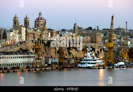 La Valletta, Malta. 22 ottobre, 2006. (Dpa file) Il porto nella foto al crepuscolo a La Valletta, Malta, 22 ottobre 2006. Foto: Horst Ossinger | in tutto il mondo di utilizzo/dpa/Alamy Live News Foto Stock