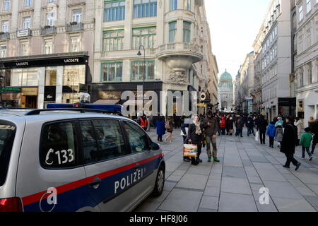 Vienna, Austria. Il 29 dicembre 2016. I preparativi per il Cenone di Capodanno 2016/2017 esecuzione in Vienna. Circa 600.000 visitatori ogni anno celebrano il Capodanno Trail. Il concetto di sicurezza, il quale è stato creato lo scorso anno a causa di un avviso di terrore, sarà mantenuto di quest'anno. Questo include, tra gli altri, 400 dirigenti e 300 personale di sicurezza. © Franz Perc / Alamy Live News Foto Stock