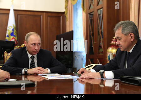 Mosca, Russia. 29 Dic, 2016. Il presidente russo Vladimir Putin (L) incontra il ministro della Difesa Sergei Shoigu (R) e il Ministro degli esteri Sergei Lavrov (invisibile) presso il Cremlino di Mosca, Russia, Dic 29, 2016. Il governo siriano e l'opposizione hanno raggiunto un accordo per il cessate il fuoco e di entrambi i lati sono pronti ad avviare colloqui di pace, il presidente russo Vladimir Putin ha detto giovedì. © Sputnik/Xinhua/Alamy Live News Foto Stock