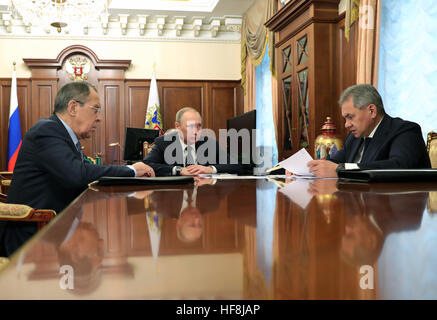 Mosca, Russia. 29 Dic, 2016. Il presidente russo Vladimir Putin (C) soddisfa con il Ministro della difesa Sergei Shoigu (R) e il Ministro degli esteri Sergei Lavrov presso il Cremlino di Mosca, Russia, Dic 29, 2016. Il governo siriano e l'opposizione hanno raggiunto un accordo per il cessate il fuoco e di entrambi i lati sono pronti ad avviare colloqui di pace, il presidente russo Vladimir Putin ha detto giovedì. © Sputnik/Xinhua/Alamy Live News Foto Stock