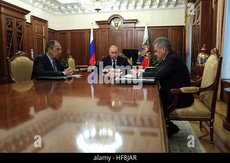 Mosca, Russia. 29 Dic, 2016. Il presidente russo Vladimir Putin (C) soddisfa con il Ministro della difesa Sergei Shoigu (R) e il Ministro degli esteri Sergei Lavrov presso il Cremlino di Mosca, Russia, Dic 29, 2016. Il governo siriano e l'opposizione hanno raggiunto un accordo per il cessate il fuoco e di entrambi i lati sono pronti ad avviare colloqui di pace, il presidente russo Vladimir Putin ha detto giovedì. © Sputnik/Xinhua/Alamy Live News Foto Stock