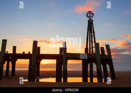 Sunset over Lytham, Lancashire, Regno Unito meteo: 29 Dic 2016. Un tramonto mozzafiato sul vecchio molo in legno del pontile di sbarco a Lytham St Annes. Il eroso pontile in legno è tutto ciò che rimane anni dopo divenne ridondante. Cieli chiari significa un altro freddo & frosty notte di oltre il nord-ovest dell'Inghilterra. Credito: Cernan Elias/Alamy Live News Foto Stock