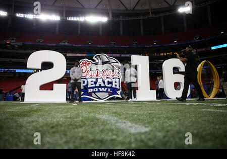 Atlanta, Florida, Stati Uniti d'America. 29 Dic, 2016. MONICA HERNDON | Orari.(10) e Lavon Coleman (22) pongono per le foto durante il Washington Media Day per la Chick fil A Peach Bowl College Football semifinale giovedì 29 dicembre 2016 presso il Georgia Dome, in Atlanta, Georgia. © Monica Herndon/Tampa Bay volte/ZUMA filo/Alamy Live News Foto Stock