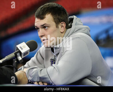 Atlanta, Florida, Stati Uniti d'America. 29 Dic, 2016. MONICA HERNDON | Orari.Washington quarterback Jake Browning risponde alle domande dei giornalisti durante la Washington Media Day per la Chick fil A Peach Bowl College Football semifinale giovedì 29 dicembre 2016 presso il Georgia Dome, in Atlanta, Georgia. © Monica Herndon/Tampa Bay volte/ZUMA filo/Alamy Live News Foto Stock