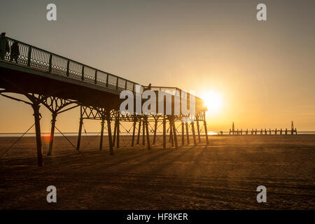 Tramonto su Lytham vecchio molo di legno; Lancashire, Regno Unito. 29th dicembre 2016. TEMPO nel Regno Unito: Uno splendido tramonto sul vecchio molo di legno a Lytham St. Annes. Il molo di legno eroso è tutto ciò che rimane anni dopo essere diventato ridondante. Cieli chiari significano un'altra notte fredda e frosty sopra il nord ovest dell'Inghilterra. Foto Stock