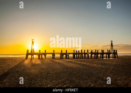 Tramonto su Lytham vecchio molo di legno; Lancashire, Regno Unito. 29th dicembre 2016. TEMPO nel Regno Unito: Uno splendido tramonto sul vecchio molo di legno a Lytham St. Annes. Il molo di legno eroso è tutto ciò che rimane anni dopo essere diventato ridondante. Cieli chiari significano un'altra notte fredda e frosty sopra il nord ovest dell'Inghilterra. Foto Stock