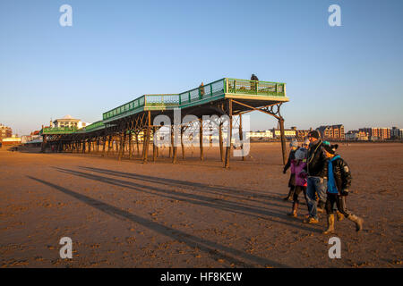 Tramonto su Lytham St Annes, Lancashire, Regno Unito. 29th dicembre 2016. TEMPO nel Regno Unito: Uno splendido tramonto sul vecchio molo di legno a Lytham St. Annes. Il molo di legno eroso è tutto ciò che rimane anni dopo essere diventato ridondante. Cieli chiari significano un'altra notte fredda e frosty sopra il nord ovest dell'Inghilterra. Credit: MediaworldImages/Alamy Live News Foto Stock