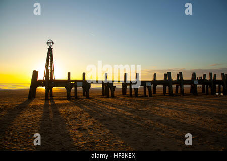 Tramonto su Lytham vecchio molo di legno; Lancashire, Regno Unito. 29th dicembre 2016. TEMPO nel Regno Unito: Uno splendido tramonto sul vecchio molo di legno a Lytham St. Annes. Il molo di legno eroso è tutto ciò che rimane anni dopo essere diventato ridondante. Cieli chiari significano un'altra notte fredda e frosty sopra il nord ovest dell'Inghilterra. Foto Stock