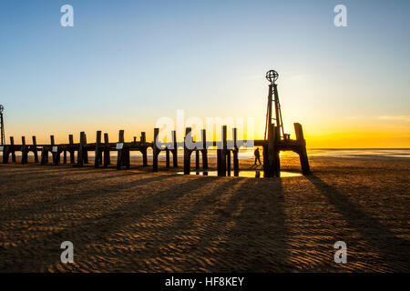 Tramonto su Lytham vecchio molo di legno; Lancashire, Regno Unito. 29th dicembre 2016. TEMPO nel Regno Unito: Uno splendido tramonto sul vecchio molo di legno a Lytham St. Annes. Il molo di legno eroso è tutto ciò che rimane anni dopo essere diventato ridondante. Cieli chiari significano un'altra notte fredda e frosty sopra il nord ovest dell'Inghilterra. Foto Stock