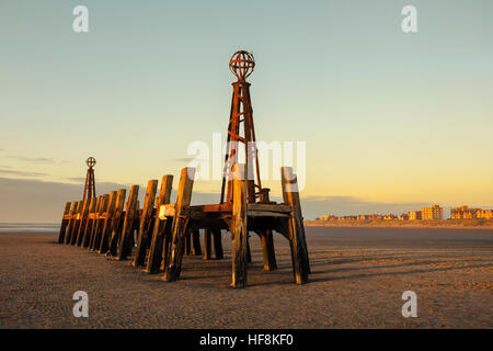 Tramonto su Lytham vecchio molo di legno; Lancashire, Regno Unito. 29th dicembre 2016. TEMPO nel Regno Unito: Uno splendido tramonto sul vecchio molo di legno a Lytham St. Annes. Il molo di legno eroso è tutto ciò che rimane anni dopo essere diventato ridondante. Cieli chiari significano un'altra notte fredda e frosty sopra il nord ovest dell'Inghilterra. Foto Stock