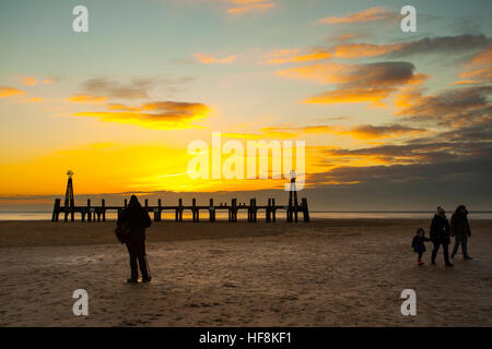 Sunset over Lytham, Lancashire, Regno Unito. Il 29 dicembre, 2016. Regno Unito meteo: uno splendido tramonto del vecchio molo in legno a Lytham St Annes. Il eroso pontile in legno è tutto ciò che rimane anni dopo divenne ridondante. Cieli chiari significa un altro freddo & frosty notte di oltre il nord-ovest dell'Inghilterra. Credito: MediaworldImages/Alamy Live News Foto Stock