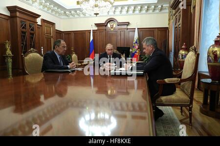 Mosca, Russia. 29 Dic, 2016. Il presidente russo Vladimir Putin tiene un incontro speciale con il Ministro degli esteri Sergey Lavrov, sinistra, e il ministro della Difesa Sergei Shoigu, a destra per discutere la Siria al Cremlino Dicembre 29, 2016 a Mosca, in Russia. Credito: Planetpix/Alamy Live News Foto Stock