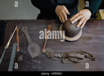 Yixing, cinese della provincia di Jiangsu. 29 Dic, 2016. Gu Shaopei rende una argilla Yixing teiera in uno studio a Yixing, est cinese della provincia di Jiangsu, Dic 29, 2016. Gu, un ereditiere della tecnica di Yixing atelier di ceramica, è stata messa a teiere per oltre cinquant'anni. Ci sono 6,587 specialisti impegnati in atelier di ceramica in Yixing, una ceramica importante centro di produzione in Cina. © Ji Chunpeng/Xinhua/Alamy Live News Foto Stock
