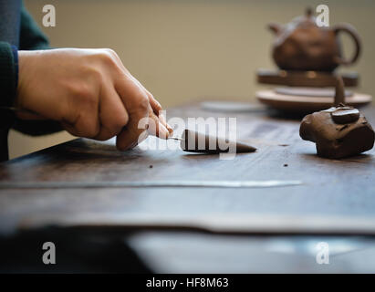 Yixing, cinese della provincia di Jiangsu. 29 Dic, 2016. Gu Shaopei rende un beccuccio per una argilla Yixing teiera in uno studio a Yixing, est cinese della provincia di Jiangsu, Dic 29, 2016. Gu, un ereditiere della tecnica di Yixing atelier di ceramica, è stata messa a teiere per oltre cinquant'anni. Ci sono 6,587 specialisti impegnati in atelier di ceramica in Yixing, una ceramica importante centro di produzione in Cina. © Ji Chunpeng/Xinhua/Alamy Live News Foto Stock