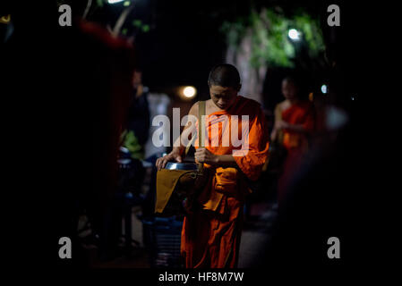 Luang Prabang, Laos. 29 Dic, 2016. Uno dei più sacri delle tradizioni buddhiste del Laos è la alms dando cerimonia. Il rito si svolge ogni giorno all'alba dove i monaci di uscire a piedi nudi vestiti nei loro luminosa arancione vesti di raccogliere elemosine sotto forma di riso appiccicoso e cookie da devoti. © Velar concedere/ZUMA filo/Alamy Live News Foto Stock