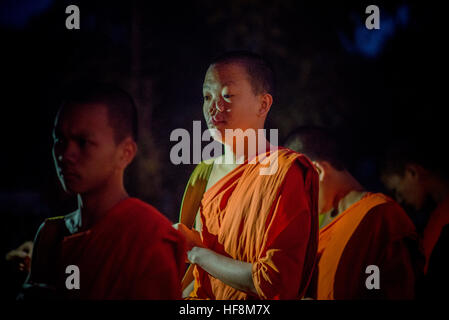 Luang Prabang, Laos. 29 Dic, 2016. Uno dei più sacri delle tradizioni buddhiste del Laos è la alms dando cerimonia. Il rito si svolge ogni giorno all'alba dove i monaci di uscire a piedi nudi vestiti nei loro luminosa arancione vesti di raccogliere elemosine sotto forma di riso appiccicoso e cookie da devoti. © Velar concedere/ZUMA filo/Alamy Live News Foto Stock
