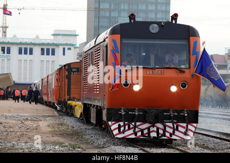 Phnom Penh Cambogia. 30 Dic, 2016. Il treno passeggeri che trasportano cambogiano di re Norodom Sihamoni lascia la Phnom Penh stazione ferroviaria in Phnom Penh Cambogia, Dic 30, 2016. Cambogiano di re Norodom Sihamoni, accompagnato dal Primo Ministro Techo Samdech Hun Sen, viaggiando in treno per la prima volta dalla capitale Phnom Penh a sudovest di Sihanoukville costa il venerdì mattina. © Sovannara/Xinhua/Alamy Live News Foto Stock