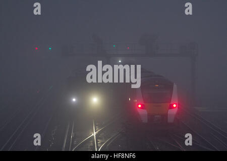 Il torneo di Wimbledon di Londra, Regno Unito. 30 Dic, 2016. Treni pendolari viaggia attraverso la fitta nebbia di congelamento a Wimbledon © amer ghazzal/Alamy Live News Foto Stock