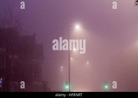 Il torneo di Wimbledon di Londra, Regno Unito. 30 Dic, 2016. Edifici residenziali attraverso la fitta nebbia di congelamento a Wimbledon © amer ghazzal/Alamy Live News Foto Stock