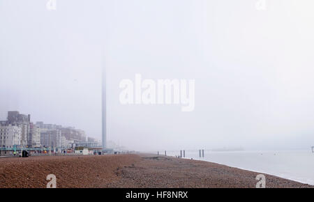 Brighton, Regno Unito. 30 Dic, 2016. Non c'è molto da vedere dal British Airways i360 torre di osservazione sul lungomare di Brighton come è avvolta nella nebbia questa mattina come la nebbia e le basse temperature sono state previsioni per il sud dell'Inghilterra oggi © Simon Dack/Alamy Live News Foto Stock