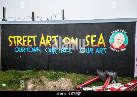 Gli artisti locali Giovanni Bulley e Mark Sharp completato un aggiunta per la street art wall attualmente confinanti con un lungo ritardo-progetto di costruzione lungo Southend sul lungomare per ricordare l'attrice Carrie Fisher scomparso il 27 dicembre. Foto Stock