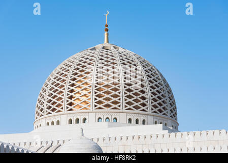 La cupola del Sultano Qaboos grande moschea di Muscat, la principale moschea del Sultanato di Oman. Foto Stock