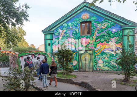 Copenhagen, Danimarca - 26 Settembre 2016: giovani di entrare nel distretto di Freetown Christiania Foto Stock