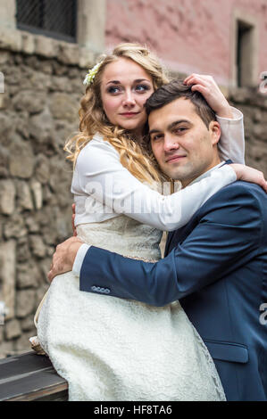 Sposi novelli passeggiando per la città Foto Stock