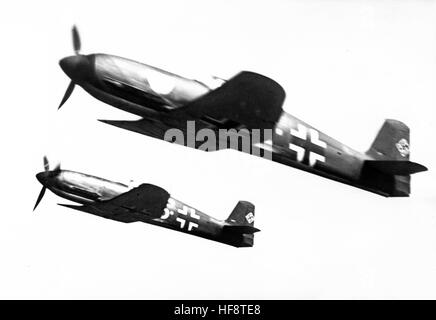 L'immagine della propaganda nazista mostra il tedesco Wehrmacht Heinkel He 100 aerei da combattimento su una sortie. Pubblicato nel febbraio 1942. Fotoarchiv für Zeitgeschichte - NESSUN SERVIZIO WIRELESS - | utilizzo in tutto il mondo Foto Stock