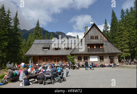 Berghuette, Schronisko Gorskie, Dolina Koscieliska, Hohe Tatra, Polen, rifugio di montagna, le Alti Tatra, pali Foto Stock