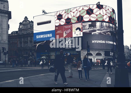 London, Regno Unito - 15 Aprile 2016: parte di Piccadilly Circus durante il giorno con una grande quantità di persone al di fuori. Un famoso spazio pubblico a Londra West E Foto Stock