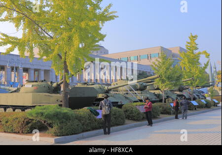 La gente visita National War Memorial a Seul in Corea del Sud. Foto Stock