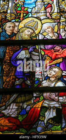 Vetrata raffigurante un esorcismo da Saint Livinus, nella Cattedrale di Saint Bavo a Gand, Fiandre, in Belgio. Foto Stock