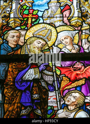 Vetrata raffigurante un esorcismo da Saint Livinus, nella Cattedrale di Saint Bavo a Gand, Fiandre, in Belgio. Foto Stock