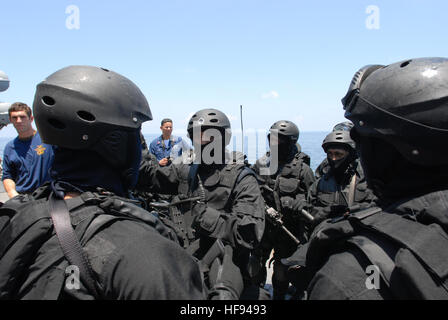 Il team leader del Brunei unità di forze speciali parla ai suoi uomini prima di condurre una visita, scheda, ricerca e sequestro esercizio sul bordo della Arleigh Burke-class guidato-missile destroyer USS Howard (DDG 83) mentre è in corso nell'Oceano Pacifico il Agosto 18, 2008. Howard è che partecipano nel sud-est asiatico la cooperazione contro il terrorismo (SEACAT) esercita con il Brunei Air Force e la marina al largo delle coste del Brunei. Howard e altre navi in Ronald Reagan Carrier Strike gruppo sono su una distribuzione programmata negli Stati Uniti 7 flotta area di responsabilità. (U.S. Foto di Marina di Massa speciale di comunicazione Foto Stock