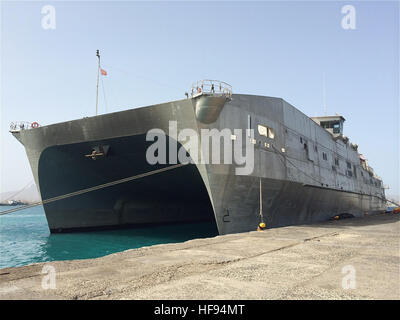 150508-N-RB579-067 MINDELO, Cabo Verde (8 maggio 2015) Il Sealift militare il comando congiunto del ad alta velocità a nave USNS Spearhead (JHSV 1) mori in Mindelo, Cabo Verde, 8 maggio 2015. Punta di diamante è su una distribuzione programmata per gli Stati Uniti Sesta flotta area di operazioni. (U.S. Foto di Marina di Massa lo specialista di comunicazione 1a classe Joshua Davies/RILASCIATO) Cabo Verde attività 150508-N-RB579-067 Foto Stock