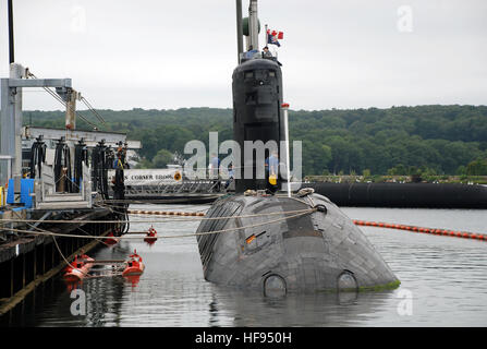 La marina canadese Victoria-class a lungo raggio sottomarino patrol HMCS Corner Brook arriva a Naval base sottomarina di nuovo a Londra per una porta programmata visita. (U.S. Navy foto di Sottufficiali di prima classe Steven Myers) canadese sub ci visita 310653 Foto Stock