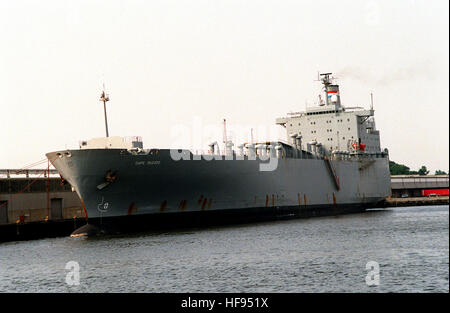 Una porta di prua vista dei militari di comando Sealift chartered freighter CAPO DUCATO (T-AKR-5051) legato al Norfolk e Western Railroad del punto di Lambert Pier. La nave ha restituito a Norfolk con un carico di apparecchiature dal Golfo Persico, area in cui è stato distribuito durante l'operazione tempesta del deserto. Capo Ducato Foto Stock