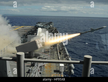 Stati Uniti I marinai a bordo del Wasp-classe assalto anfibio nave USS Bonhomme Richard (LHD 6) avviare un cerchio-7 Mare missile Sparrow come parte di un missile esercizio mentre in corso nell'Oceano Pacifico Luglio 8, 2010, durante il cerchio del Pacifico (RIMPAC) 2010 esercizi. RIMPAC è una biennale, multinazionale esercizio inteso a rafforzare i partenariati regionali e migliorare l'interoperabilità. (DoD foto di comunicazione di massa Specialist Seaman Katherine K. Barkley, U.S. Navy/RILASCIATO) 100708-N-3976B-001 (4795972371) Foto Stock