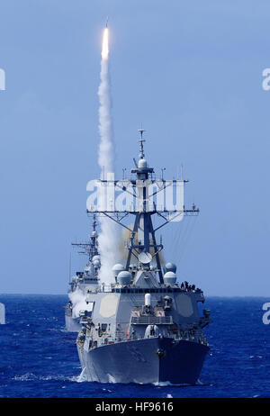 Il missile destroyer USS Benfold (DDG 65) manovre avanti del missile cruiser USS Chosin (CG 65) come Chosin incendi a missili terra-aria al largo delle Hawaii Luglio 11, 2010, durante il cerchio del Pacifico (RIMPAC) 2010 esercizi. RIMPAC è una biennale, multinazionale esercizio inteso a rafforzare i partenariati regionali e migliorare l'interoperabilità multinazionale. (DoD foto di comunicazione di massa specialista in seconda classe Mark Logico, U.S. Navy/RILASCIATO) 100711-N-7498L-450 (4796358663) Foto Stock
