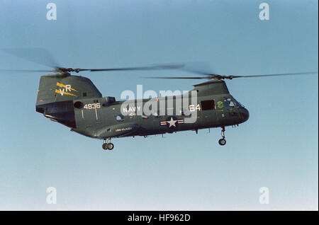 Aria-aria - Vista laterale destra di un CH-46 Sea Knight elicottero elicottero da combattimento squadrone di supporto 11 (HC-11). CH-46D Sea Knight di HC-11 da USS Kilauea (AE-26) in volo 1980 Foto Stock