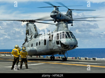 120910-N-KB563-242 Mare delle Filippine (sett. 10, 2012) UN CH-46 Sea Knight elicottero, assegnato al Flying tigri del mezzo marino elicottero Squadron (HMM) 262 si avvicina il ponte di volo della distribuita Amphibious Assault nave USS Bonhomme Richard (LHD 6) durante le operazioni di volo. Il Bonhomme Richard anfibio gruppo pronto (ARG), insieme con il trentunesimo Marine Expeditionary Unit (31 MEU), partecipano a un esercizio di certificazione. Il valutata caso determina se il trentunesimo MEU è in grado di compiere determinate missioni, come ad esempio la fornitura di assistenza umanitaria e di aiuto in caso di catastrofe o non-co Foto Stock