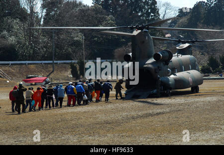 OSHIMA ISOLA, Giappone (1 aprile 2011) - Un Giappone Self Defence Force CH-47 elicottero Chinook carichi di residenti di Oshima isola in rotta per il Giappone marittimo Forza di Autodifesa elicottero-portante destroyer JS Hyuga (DDH 181) come parte del funzionamento di balneazione del mare. Funzionamento i bagni in mare è progettato per aiutare i residenti locali fare il bucato e prendere docce calde. (U.S. Foto di Marina di Massa lo specialista di comunicazione 2a classe Eva-Marie Ramsaran) CH-47 a %%%%%%%%C5%%%%%%%%8Cshima (Kesennuma City), -1 APR. 2011 a Foto Stock