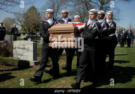 070330-N-5319A-004 FREDERICK, Md. (30 marzo 2007) - Marina Militare Guardia cerimoniale porta scrigno di Charlotte Louise Berry inverni ultimi noti Navy Yeoman e veterano femmina della Prima Guerra Mondiale in Frederick Maryland. Gli inverni che hanno arruolato in Marina nel 1917 e fu uno dei membri fondatori della Nazionale Veterani Yeoman l' organizzazione è morto all'età di 109 su Martedì, 27 marzo 2007. Stati Uniti Foto di Marina di Massa lo specialista di comunicazione 1a classe Brien Aho (rilasciato) Charlotte Winters guardia d'onore Foto Stock